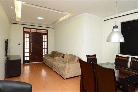 Casa à venda com 167m², 4 quartos e 2 vagas Casa à venda com 167m², 4 quartos e 2 vagasSala