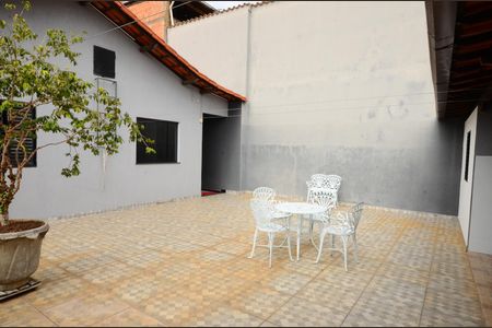 Casa à venda com 167m², 4 quartos e 2 vagas Casa à venda com 167m², 4 quartos e 2 vagasQuintal