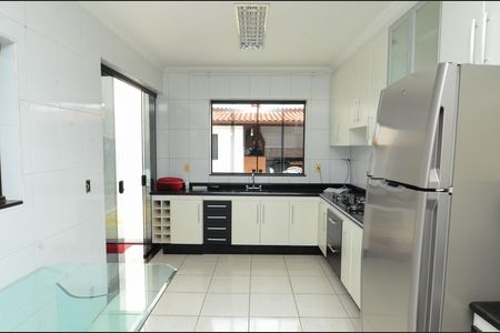 Casa à venda com 167m², 4 quartos e 2 vagas Casa à venda com 167m², 4 quartos e 2 vagasCozinha