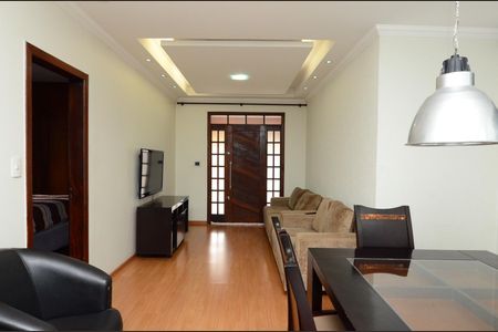 Casa à venda com 167m², 4 quartos e 2 vagas Casa à venda com 167m², 4 quartos e 2 vagasSala