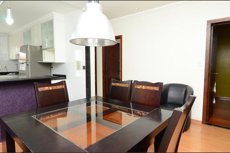 Casa à venda com 167m², 4 quartos e 2 vagas Casa à venda com 167m², 4 quartos e 2 vagasSala