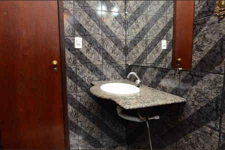Casa à venda com 167m², 4 quartos e 2 vagas Casa à venda com 167m², 4 quartos e 2 vagasBanheiro 2