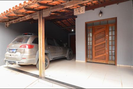 Casa à venda com 167m², 4 quartos e 2 vagas Casa à venda com 167m², 4 quartos e 2 vagasFachada