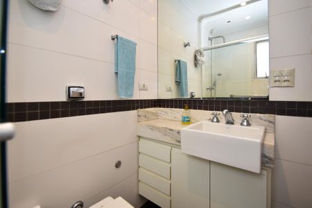 Apartamento à venda com 224m², 4 quartos e 2 vagas Apartamento à venda com 224m², 4 quartos e 2 vagasBanheiro quarto 3 / closet
