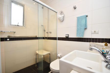 Apartamento à venda com 224m², 4 quartos e 2 vagas Apartamento à venda com 224m², 4 quartos e 2 vagasBanheiro quarto 3 / closet