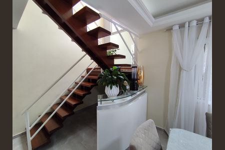 Casa para alugar com 300m², 3 quartos e 3 vagas Casa para alugar com 300m², 3 quartos e 3 vagasEscada