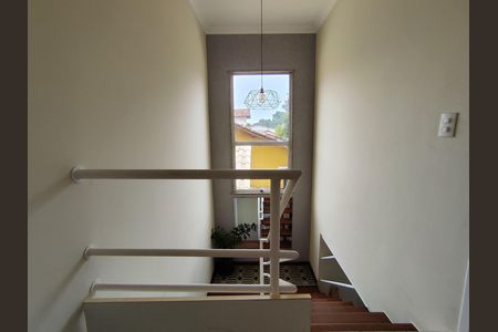 Casa para alugar com 300m², 3 quartos e 3 vagas Casa para alugar com 300m², 3 quartos e 3 vagasEscada