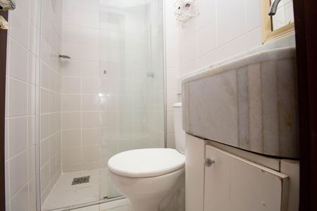 Banheiro de kitnet/studio para alugar com 1 quarto, 38m² em Stn, Brasília