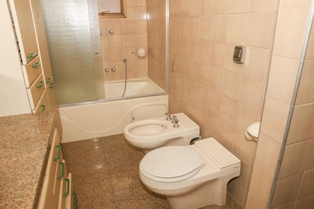 Apartamento à venda com 288m², 4 quartos e 4 vagasBanheiro da Suíte 2