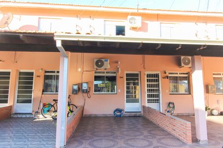 Casa de condomínio à venda com 60m², 2 quartos e 1 vaga Casa de condomínio à venda com 60m², 2 quartos e 1 vagaFachada