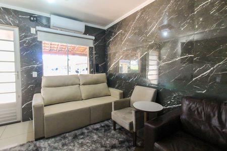 Sala de casa de condomínio à venda com 2 quartos, 60m² em Rio Branco, Canoas