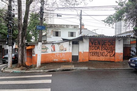 Casa à venda com 300m², 6 quartos e 3 vagas Casa à venda com 300m², 6 quartos e 3 vagasFachada