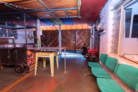Casa à venda com 300m², 6 quartos e 3 vagas Casa à venda com 300m², 6 quartos e 3 vagasQuintal