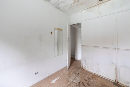 Casa à venda com 300m², 6 quartos e 3 vagas Casa à venda com 300m², 6 quartos e 3 vagasQuarto 2 Casa 2