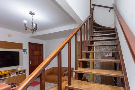 Casa à venda com 180m², 4 quartos e 2 vagasEscada para os Quartos
