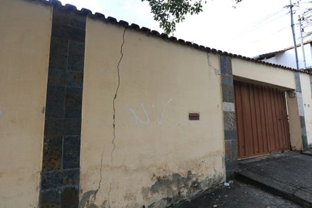 Casa à venda com 400m², 3 quartos e 4 vagas Casa à venda com 400m², 3 quartos e 4 vagasFachada