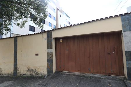 Casa à venda com 400m², 3 quartos e 4 vagas Casa à venda com 400m², 3 quartos e 4 vagasFachada