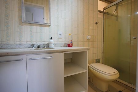 Banheiro de apartamento à venda com 1 quarto, 52m² em Santana, Porto Alegre