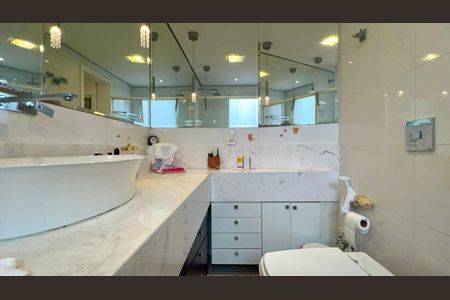 Apartamento à venda com 150m², 3 quartos e 2 vagas Apartamento à venda com 150m², 3 quartos e 2 vagasBanheiro da Suíte