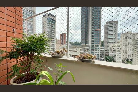 Apartamento à venda com 150m², 3 quartos e 2 vagas Apartamento à venda com 150m², 3 quartos e 2 vagasVaranda
