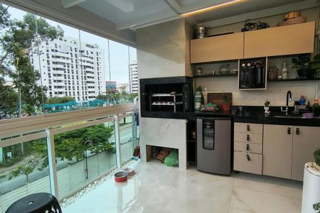 Apartamento à venda com 150m², 5 quartos e 2 vagas Apartamento à venda com 150m², 5 quartos e 2 vagasCozinha moderna com vista para a cidade, equipada com geladeira e fogão.