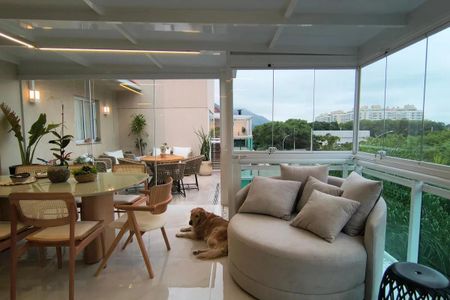Apartamento à venda com 150m², 5 quartos e 2 vagas Apartamento à venda com 150m², 5 quartos e 2 vagasSala de estar com vista para a cidade, com sofá e mesa de jantar, com decoração simples e moderna.