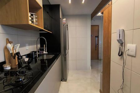 Apartamento à venda com 150m², 5 quartos e 2 vagas Apartamento à venda com 150m², 5 quartos e 2 vagasCozinha com móveis de madeira e azulejos brancos, com uma geladeira e fogão.