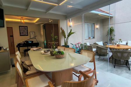 Sala de estar com piano e varanda com móveis de madeira e plantas. de apartamento à venda com 5 quartos, 150m² em Recreio dos Bandeirantes, Rio de Janeiro