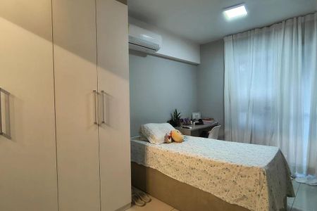 Apartamento à venda com 150m², 5 quartos e 2 vagas Apartamento à venda com 150m², 5 quartos e 2 vagasQuarto simples com cama de solteiro, ar condicionado e armários de madeira.