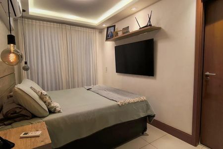 Apartamento à venda com 150m², 5 quartos e 2 vagas Apartamento à venda com 150m², 5 quartos e 2 vagasQuarto simples com cama, TV e iluminação adequada.