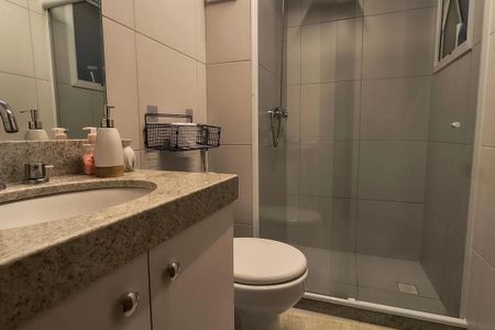 Apartamento à venda com 150m², 5 quartos e 2 vagas Apartamento à venda com 150m², 5 quartos e 2 vagasBanheiro com pia e vaso sanitário, com espelho e sabonetes na pia.