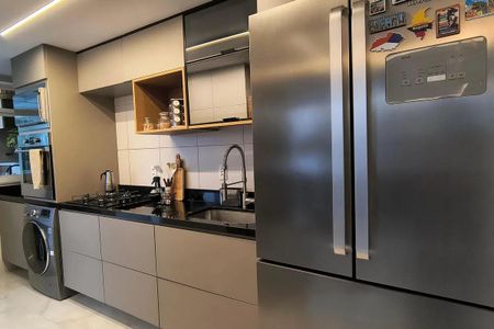 Apartamento à venda com 150m², 5 quartos e 2 vagas Apartamento à venda com 150m², 5 quartos e 2 vagasCozinha moderna com móveis de madeira e azulejos brancos, equipamentos de cozinha e geladeira de aço inox.