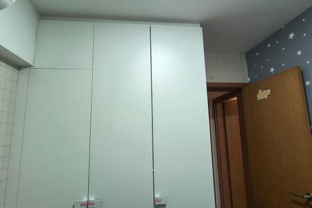 Apartamento à venda com 150m², 5 quartos e 2 vagas Apartamento à venda com 150m², 5 quartos e 2 vagasCabinete de armazenamento branco em uma sala de estar com paredes de azulejos brancos e uma porta de madeira com um nome de criança.