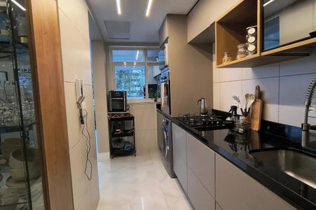 Apartamento à venda com 150m², 5 quartos e 2 vagas Apartamento à venda com 150m², 5 quartos e 2 vagasCozinha moderna com móveis de cor cinza e iluminação adequada.