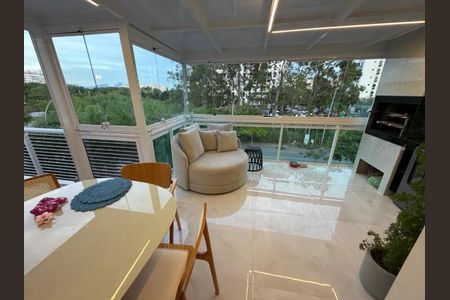 Apartamento à venda com 150m², 5 quartos e 2 vagas Apartamento à venda com 150m², 5 quartos e 2 vagasSala com vista para a cidade, com sofá e mesa de jantar, iluminação natural e moderna decoração.
