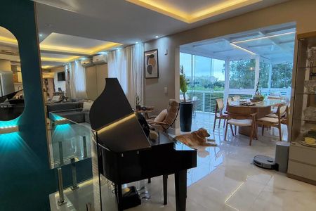 Sala de estar com piano e vista para a cidade. de apartamento à venda com 5 quartos, 150m² em Recreio dos Bandeirantes, Rio de Janeiro