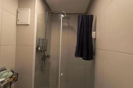 Apartamento à venda com 150m², 5 quartos e 2 vagas Apartamento à venda com 150m², 5 quartos e 2 vagasBanheiro com chuveiro e pia, com uma toalha pendurada no canto.