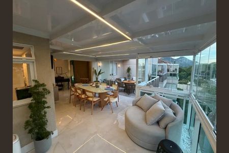 Apartamento à venda com 150m², 5 quartos e 2 vagas Apartamento à venda com 150m², 5 quartos e 2 vagasSala de estar com vista para a cidade, com móveis modernos e iluminação adequada.