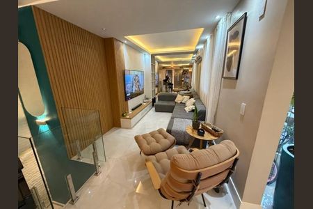 Sala de estar com sofá, TV e mesa de centro, iluminada com luzes de parede e teto. de apartamento à venda com 5 quartos, 150m² em Recreio dos Bandeirantes, Rio de Janeiro