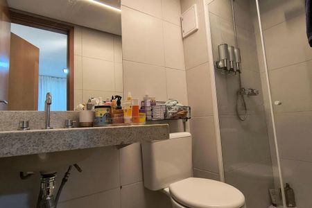 Apartamento à venda com 150m², 5 quartos e 2 vagas Apartamento à venda com 150m², 5 quartos e 2 vagasBanheiro com pia, vaso sanitário e chuveiro, com produtos de higiene espalhados sobre a pia.