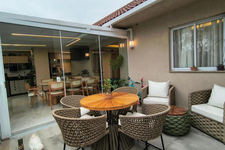 Apartamento à venda com 150m², 5 quartos e 2 vagas Apartamento à venda com 150m², 5 quartos e 2 vagasSala de estar com mesa de jantar e sofá em um ambiente moderno e iluminado.