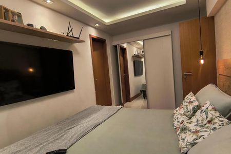 Apartamento à venda com 150m², 5 quartos e 2 vagas Apartamento à venda com 150m², 5 quartos e 2 vagasQuarto com cama, TV e porta de vidro, com decoração simples e iluminação adequada.
