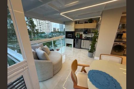 Apartamento à venda com 150m², 5 quartos e 2 vagas Apartamento à venda com 150m², 5 quartos e 2 vagasSala de estar com vista para a cidade, com sofá, mesa e cadeira, e janela grande.