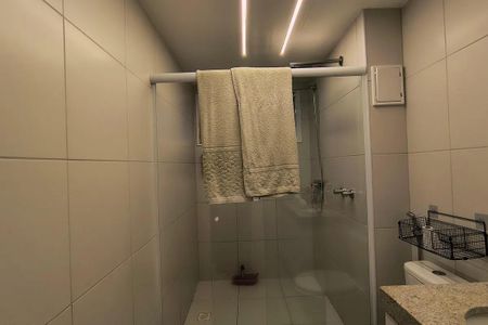 Apartamento à venda com 150m², 5 quartos e 2 vagas Apartamento à venda com 150m², 5 quartos e 2 vagasBanheiro com piso de porcelanato, pia de granito e iluminação adequada.