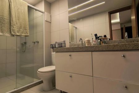 Apartamento à venda com 150m², 5 quartos e 2 vagas Apartamento à venda com 150m², 5 quartos e 2 vagasBanheiro com piso de porcelanato, pia de granito e espelho grande.