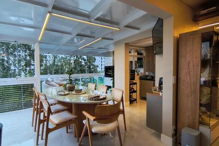 Sala de estar com mesa de jantar e cadeiras de madeira, com vista para a varanda e o jardim. de apartamento à venda com 5 quartos, 150m² em Recreio dos Bandeirantes, Rio de Janeiro