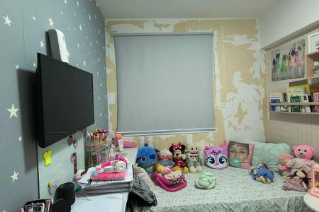Apartamento à venda com 150m², 5 quartos e 2 vagas Apartamento à venda com 150m², 5 quartos e 2 vagasQuarto infantil com decoração infantil, TV e móveis simples, com uma cama pequena e uma mesa de trabalho.