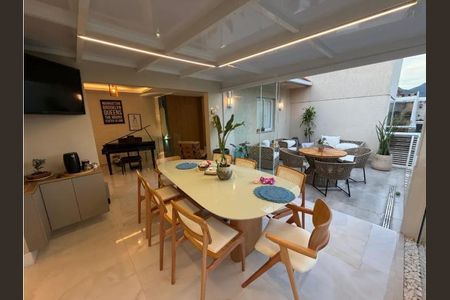 Sala de jantar com mesa de madeira e cadeiras de madeira e tecido, com vista para a varanda e o jardim. de apartamento à venda com 5 quartos, 150m² em Recreio dos Bandeirantes, Rio de Janeiro