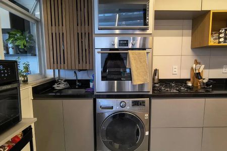 Apartamento à venda com 150m², 5 quartos e 2 vagas Apartamento à venda com 150m², 5 quartos e 2 vagasCozinha moderna com móveis de madeira e eletrodomésticos de alta qualidade.