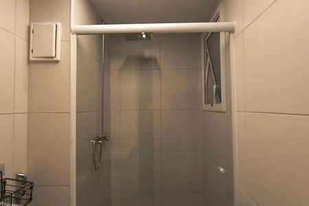 Apartamento à venda com 150m², 5 quartos e 2 vagas Apartamento à venda com 150m², 5 quartos e 2 vagasBanheiro com chuveiro e pia, com teto inclinado e parede de azulejos.